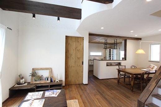 無垢床材 ボルドーパイン 福岡の注文住宅 新築 一戸建てはフレンチスタイルのajfホーム